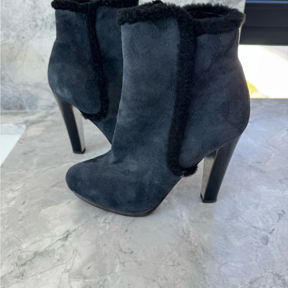 Gently used sheepskin luxury ankle boots.